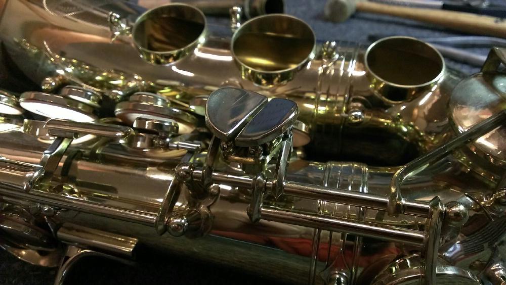 Close up of the unusual rocking Eb/C spatulas on a Buffet S3 saxophone.