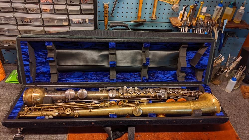 Double case for all those times when you need to bring your Buescher straight alto and Conn-O-Sax to the gig.