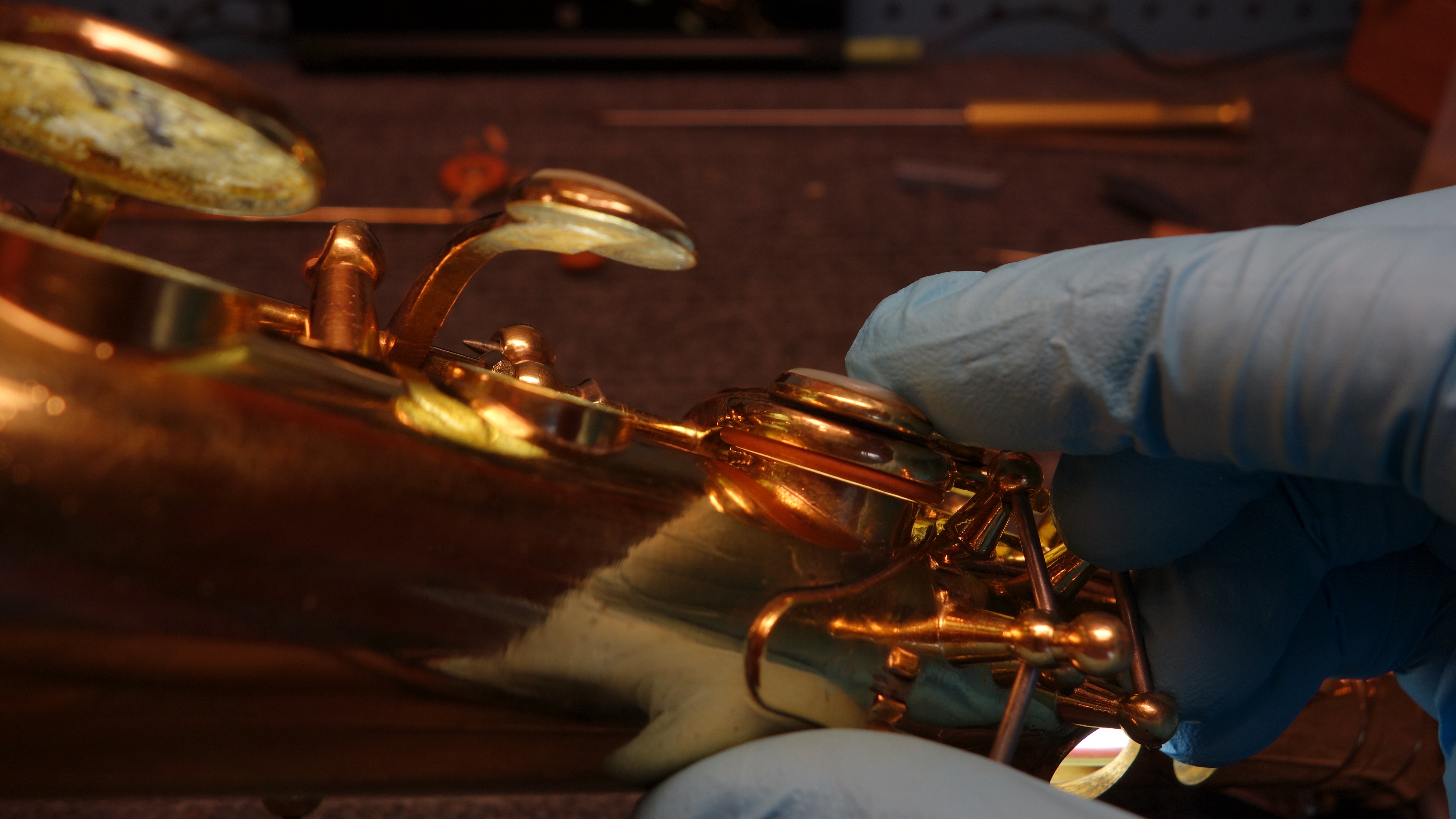 A well seated pad JUST BEFORE FULL CLOSURE showing exactly what you want to see: an even and straight sliver of light all the way around that disappears all at once as the pad shuts.  This is a difficult test that is important to pass.  This is a case of &ldquo;good enough&rdquo; never is.