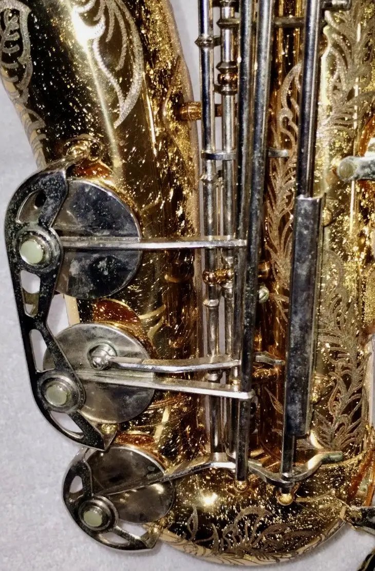 Gold engraving with pearl inlays on a Leblanc System presentation alto
