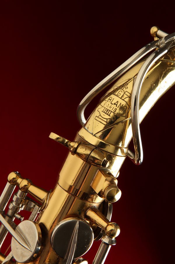 Engraved Leblanc logo on the neck of a presentation alto